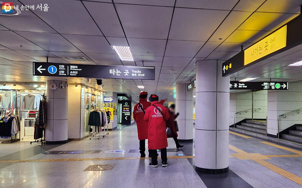 관광안내사 '레드엔젤'가 빨간 옷에 ‘i’자를 새긴 유니폼을 입고 안내를 하고 있다. ⓒ김미선