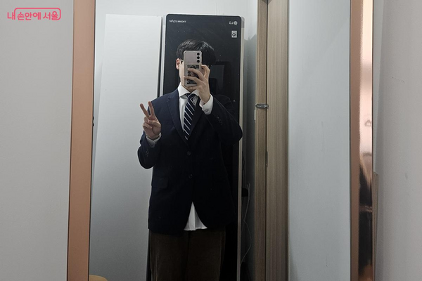 기자가 직접 이력서 사진촬영을 위해 정장을 입어보았다. ©김민섭