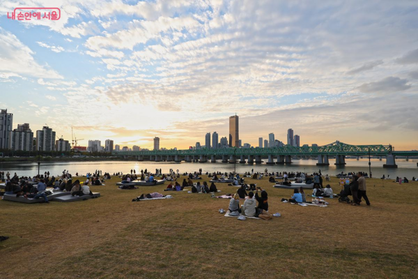 해질 녘에는 서측 잔디광장에 많은 시민들이 모인다. ©김주연